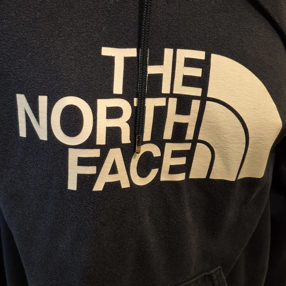 The Northface Mens SzM. Black Hoodie: Kangaroo Pocket.(#1585)